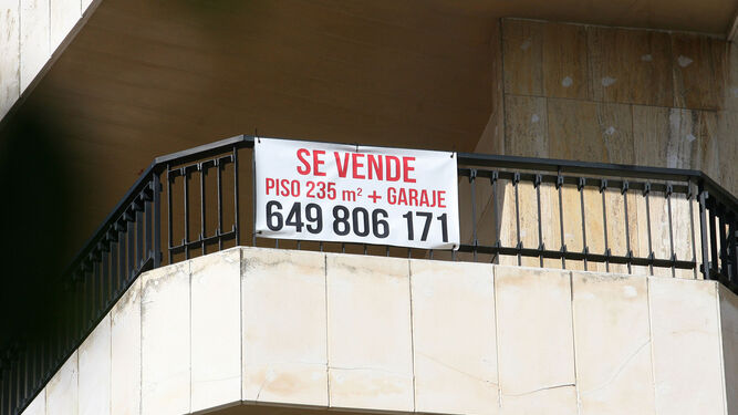 Imagen de un cartel de 'Se Vende' en el balcón de un edificio