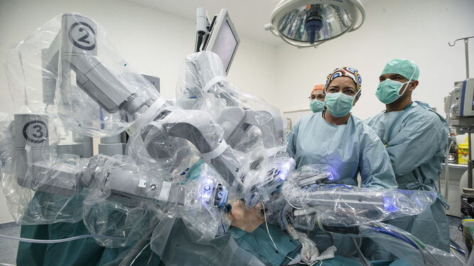 Varios médicos realizan una intervención quirúrgica asistidos por el robot Da Vinci