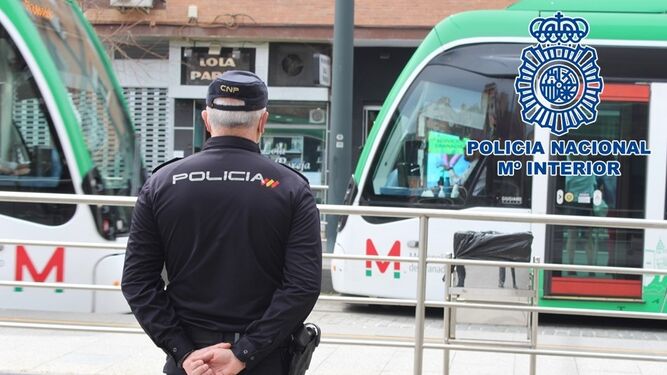 Un agente de la Policía Nacional de Granada vigila el paso del Metro
