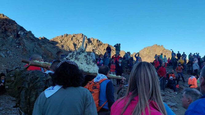 La Virgen de las Nieves llega a lo más alto de Sierra Nevada con 400 romeros