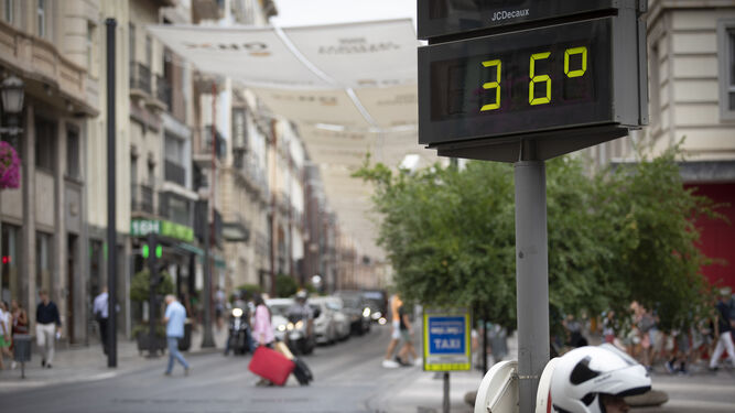 Un termómetro en el centro de Granada marca 36 grados