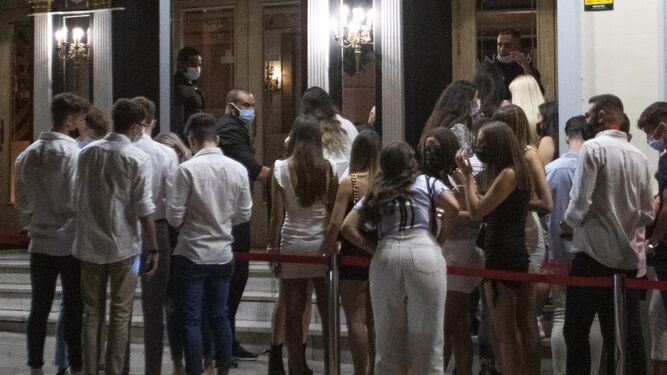 Jóvenes guardan cola en la puerta de una discoteca de Granada