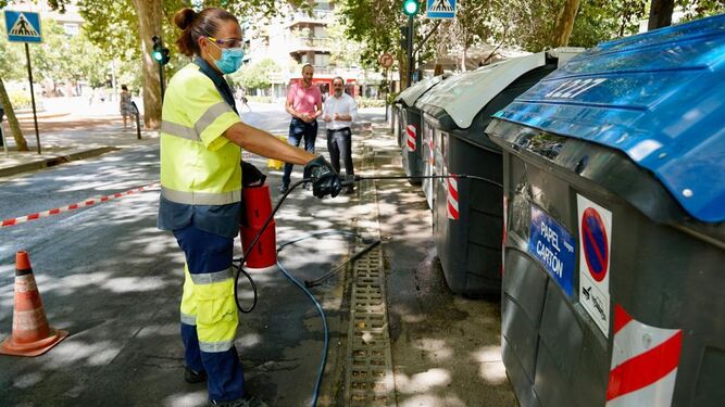 Granada aprovecha el verano para limpiar los 4.700 contenedores de basura de la capital