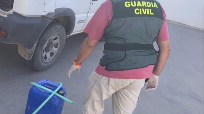 Garrafa y goma recuperadas por los agentes de la Guardia Civil