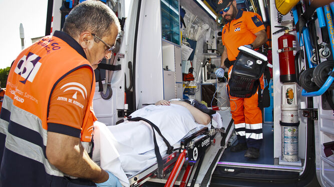 Imagen de archivo del traslado de un herido en ambulancia