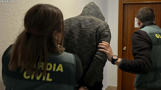 Sorprendido por la Guardia Civil de Granada mientras forzaba una máquina registradora en un descampado de La Zubia