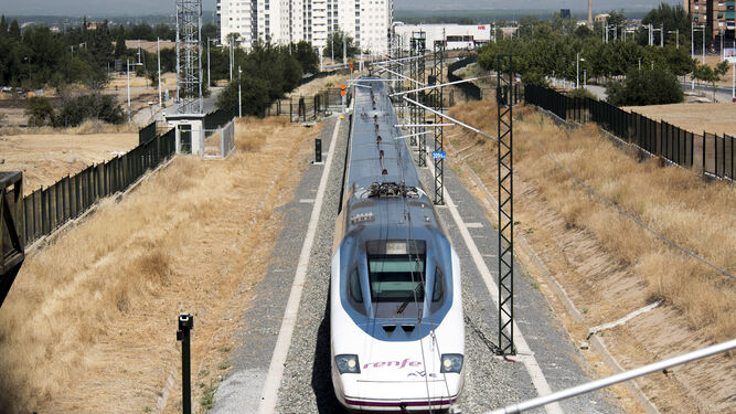 Imagen de un tren AVE llegando a la estación de Granada
