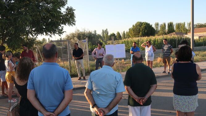 El alcalde, Francisco Rodríguez, presentando el proyecto a sus vecinos