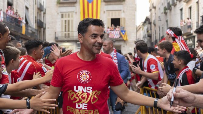 Míchel recibe las felicitaciones de sus aficionados tras el ascenso del Girona.