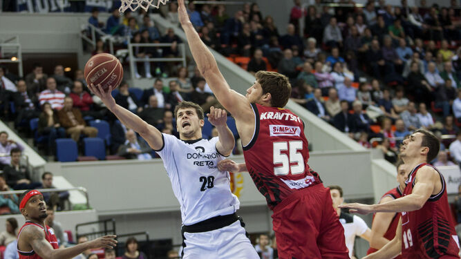 Todorovic lanza a canasta en un partido con el Bilbao Basket