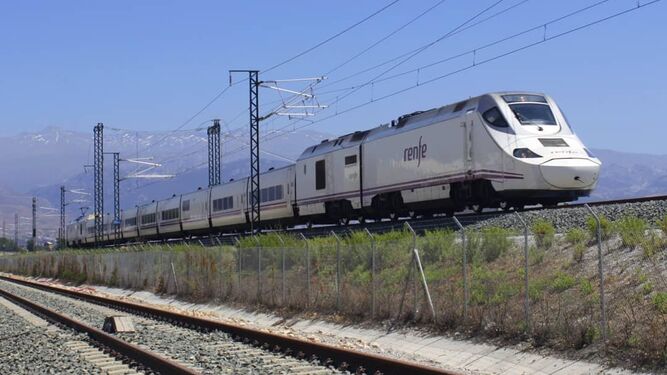 El tren Alvia de la Serie 730 a su paso por Atarfe