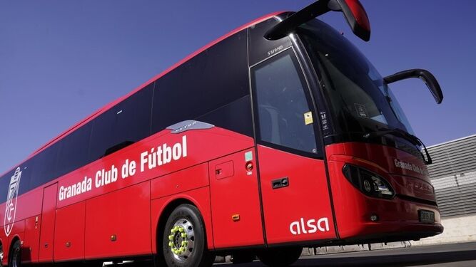 Imagen del nuevo autobús del Granada CF para esta temporada