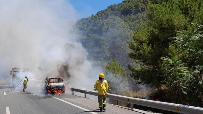 Arde un coche en la carretera A-92 de Granada