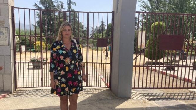 La portavoz del PP en la Diputación, Inmaculada Hernández, frente a las puertas de la Ciudad Deportiva de Armilla