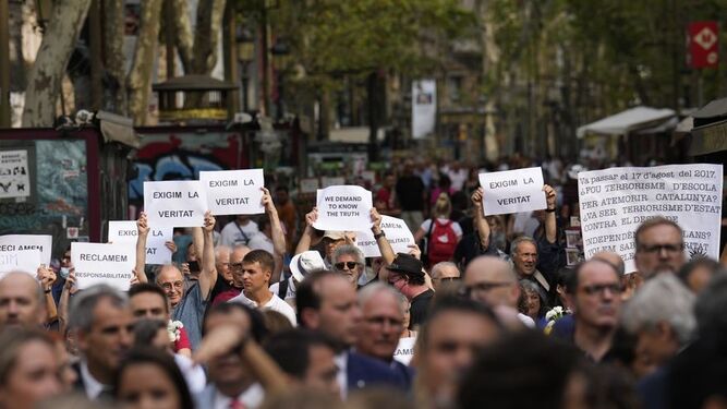 Manifestantes se presentan el el quinTo aniversario de las víctimas del 17-A