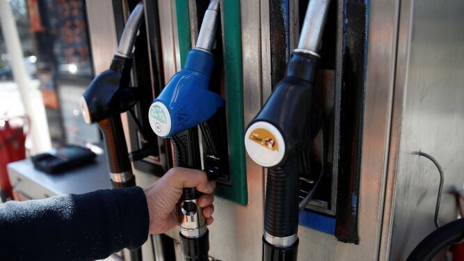 El combustible sigue bajando en las gasolineras de Granada pero con menor intensidad