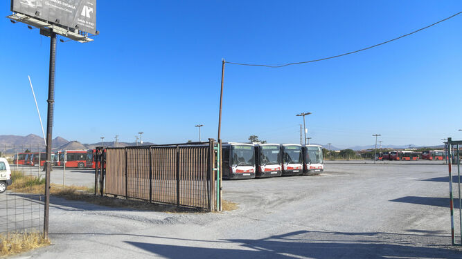 Imagen de la parcela en la que se guardan los autobuses de Granada