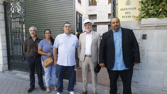 Sinaí Giménez, de la Sociedad Gitana Española, a su llegada a la reunión con el Defensor del Pueblo