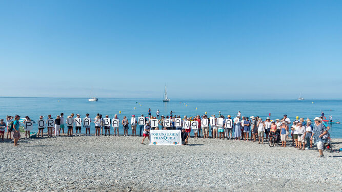Una protesta silenciosa por tierra y agua pide la limitación de las motos de agua en la Costa