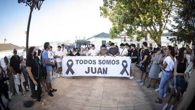 Imagen de la concentración pacífica celebrada el pasado sábado en Íllora en memoria del fallecido