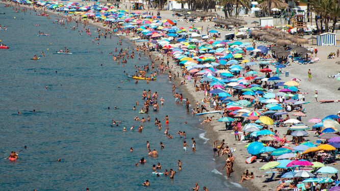 La Costa afronta la recta final del verano con las playas llenas