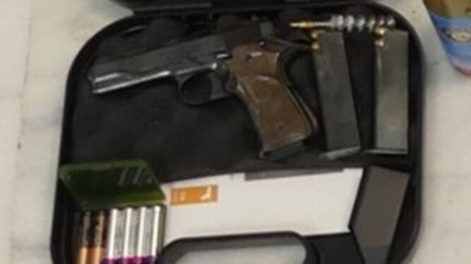 Imagen de la pistola intervenida al detenido en Motril