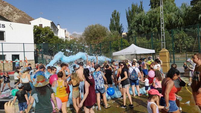 Más de 300 personas tiñen de colores el verano en la fiesta 'Monachil of Colours'