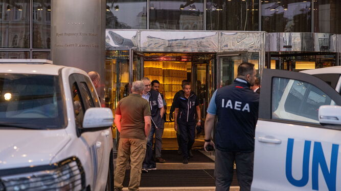 Los expertos de la AIEA, liderados por Rafael Grossi, abandonan un hotel de Kiev para dirigirse a Zaporiyia.