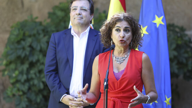La ministra de Hacienda y Función Pública, María Jesús Montero, comparece junto al presidente de la Junta de Extremadura, Guillermo Fernández Vara.