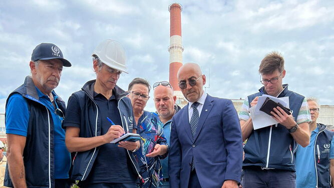 Los expertos de la AIEA, liderados por Grossi (2º izq.), inspeccionan la central de Zaporiyia.