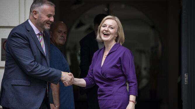 Liz Truss, nueva primer ministro británica, recibe la enhorabuena de Andrew Stephenson, miembro del Parlamento
