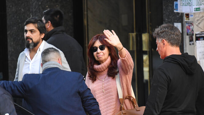La vicepresidenta de Argentina, Cristina Fernández de Kirchner, saluda a sus simpatizantes tras el atentado.