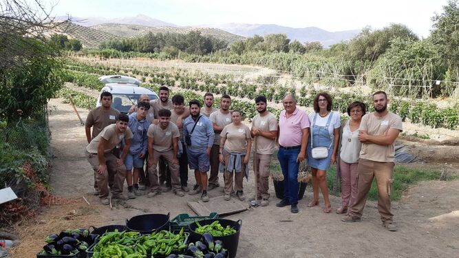 Jóvenes agricultores de Huétor Tájar, alumnos de un programa de FPE, donan las hortalizas que recolectan a Cáritas