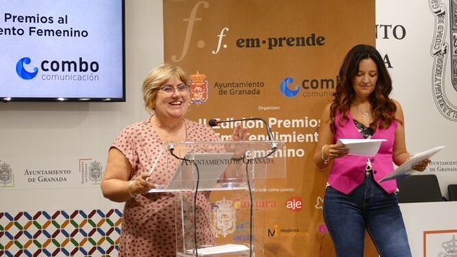 Ana Muñoz Arquelladas, concejala de Igualdad en el Ayuntamiento de Granada y la CEO de Combo Comunicación e impulsora de la iniciativa, María José Segura durante la presentación.