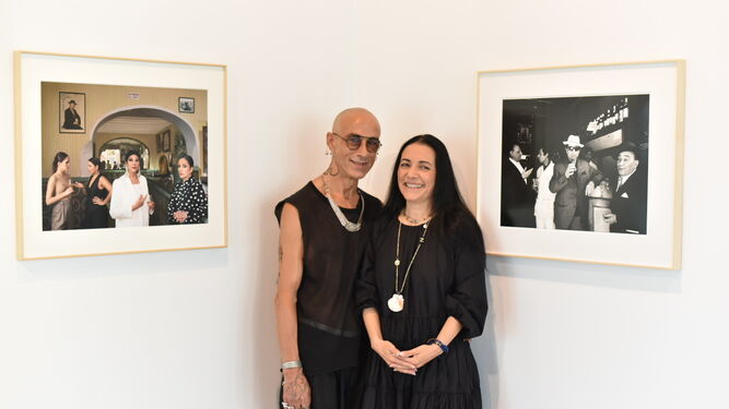 Eva y Juan Kruz sonríen satisfechos entre la foto del cartel de la Bienal y la que dio origen al mismo, obra de Colita.