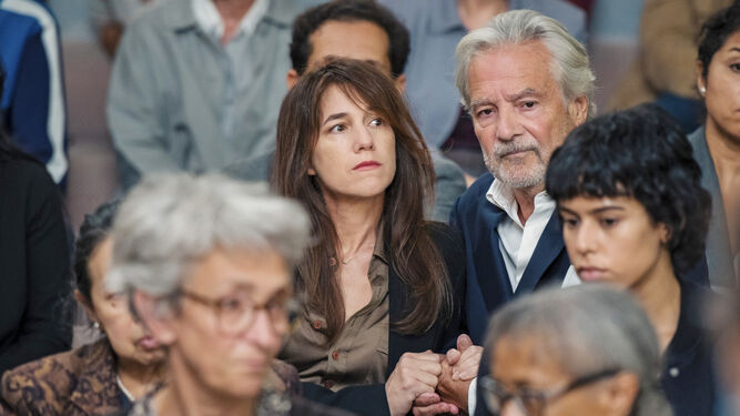 Charlotte Gainsbourg y Pierre Arditti, padres atribulados en 'El acusado'.