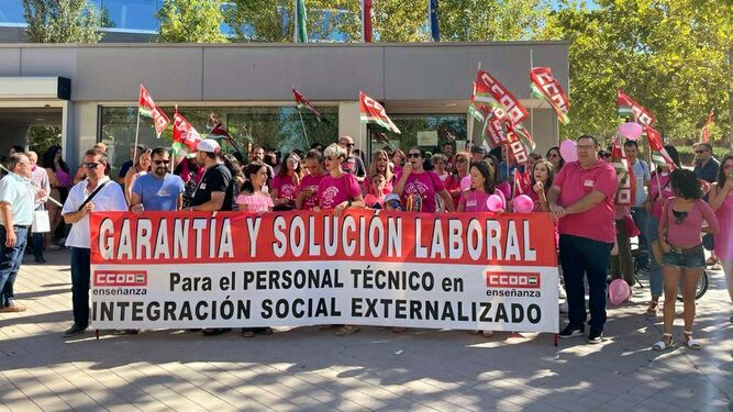 Trabajadores de integración social e intérpretes de lengua de signos protestan en Granada por los impagos de la Junta