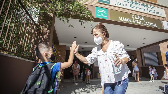 Casi 80.000 alumnos de Granada pasan su último fin de semana libre antes de volver al cole