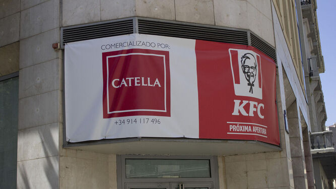 El cartel que anuncia la próxima apertura de KFC