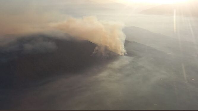 Infoca trabaja en la zona norte del incendio de Los Guájares, que ha afectado más de 3.000 hectáreas