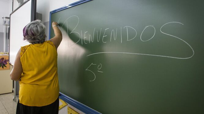 Una maestra prepara el primer día de clase en un colegio de Granada.