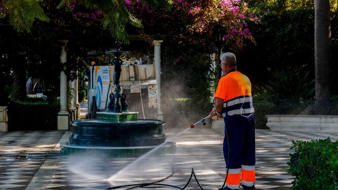 Un operario de la limpieza en la Alameda de Cádiz, donde el servicio lo presta Valoriza.