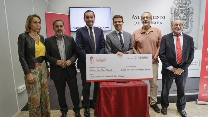 El Granada CF dona 5.400 euros para plantar 600 árboles en el entorno incendiado del Cerro de San Miguel