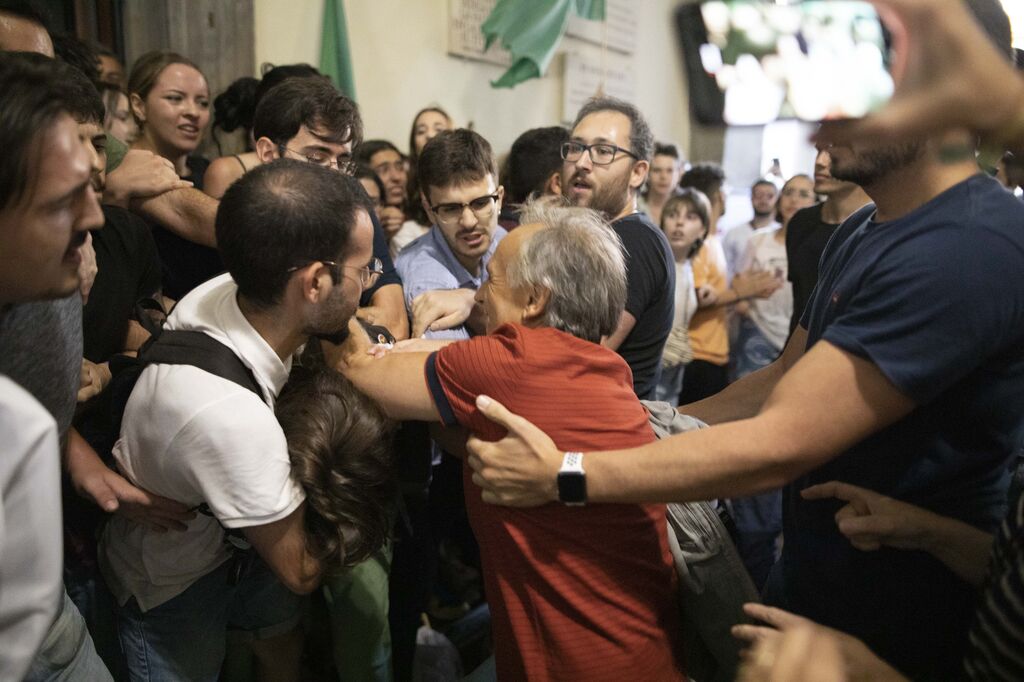 Altercados en la conferencia de Macarena Olona en Granada