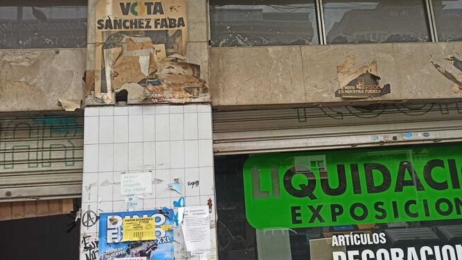 Cartel de UCD con Sánchez Faba y del PSOE, los dos ya en muy mal estado de conservación
