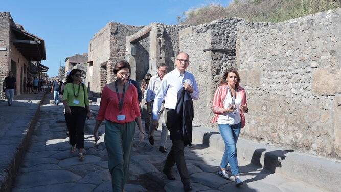 El líder del PD, Enrico Letta, durante una visita a Pompeya.