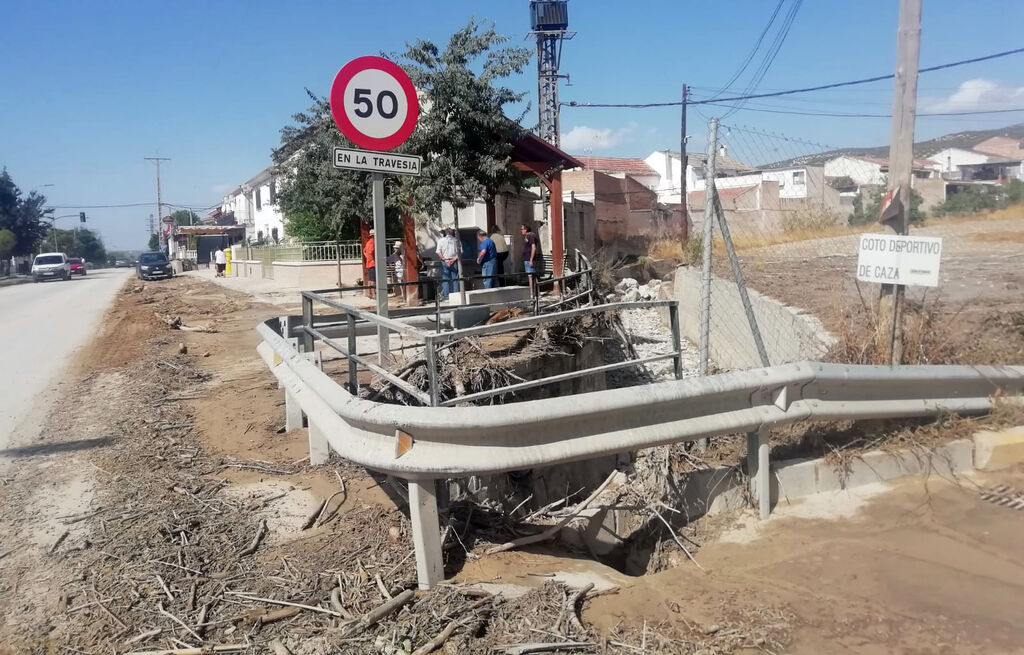As&iacute; trabajan los vecinos de Casanueva y Zujaira para retirar los da&ntilde;os de la tromba de agua