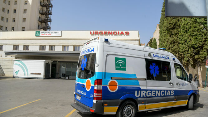 Ambulancia a las puertas de Urgencias.