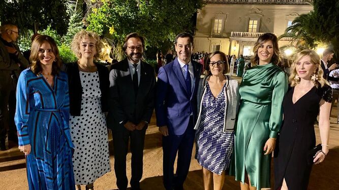 Las integrantes de AMEGA junto al presidente de la Junta de Andalucía, Juanma Moreno.