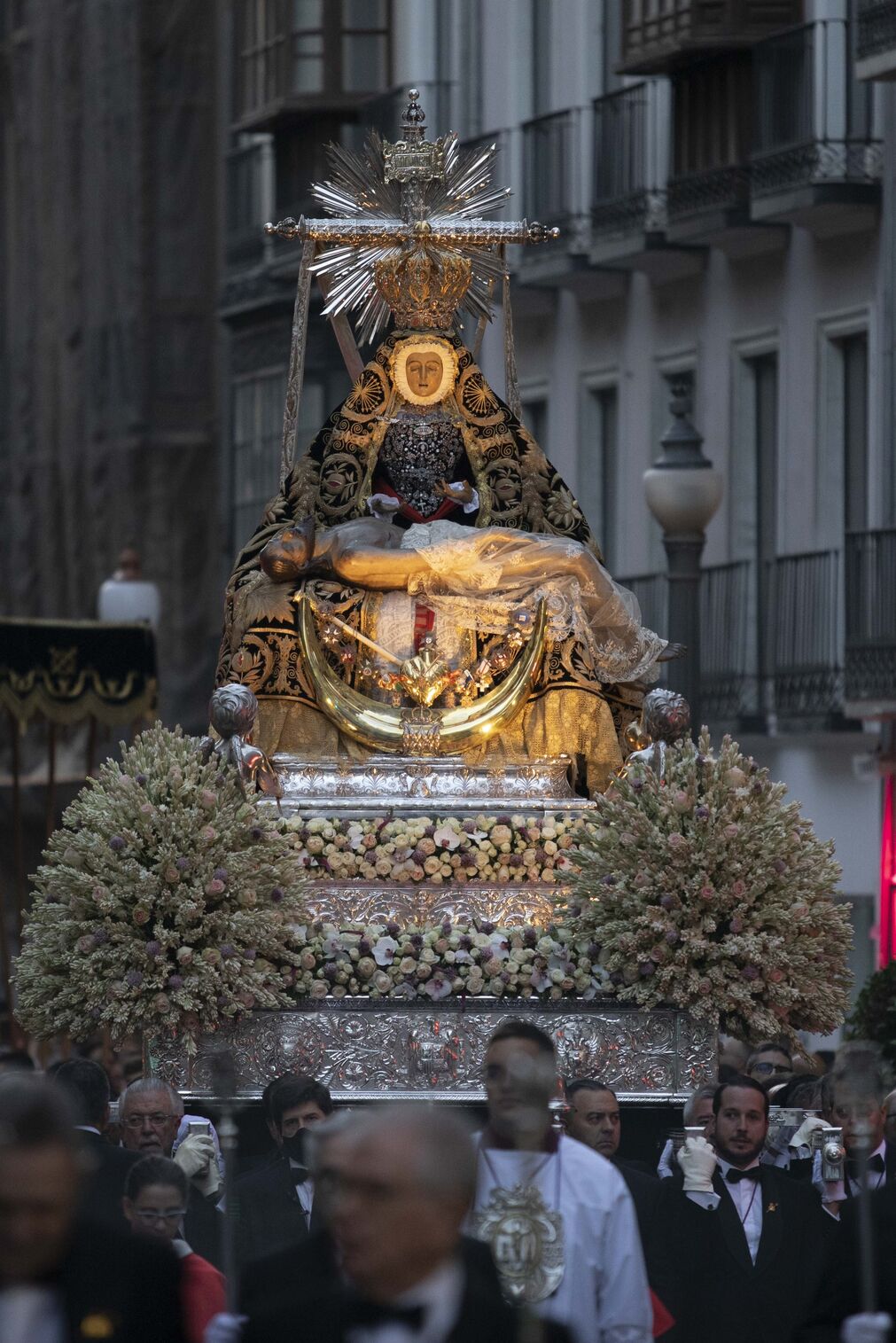Granada se lanza a la calle con su Virgen de las Angustias